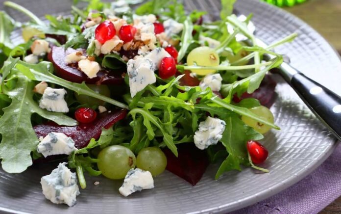 Insalata di melograno e barbabietola con uva e formaggio blu
