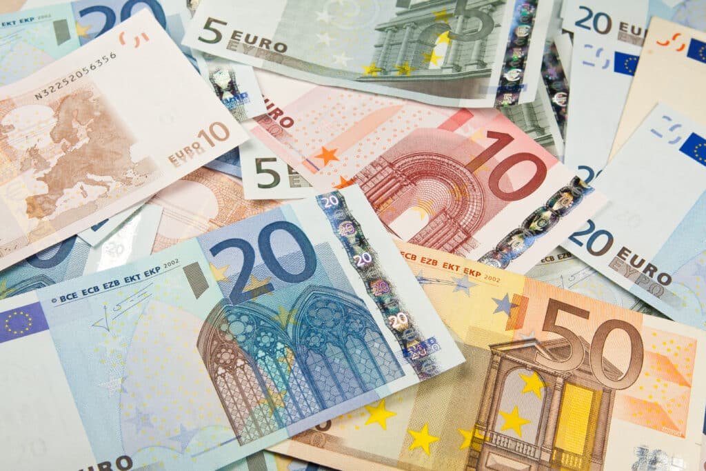 Banconote in euro in una pila tra le valute più belle del mondo