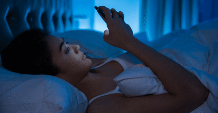 Spegni la tecnologia nella tua camera da letto, ti sta distruggendo il sonno
